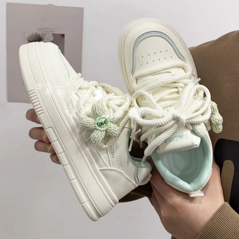 Damen Sneakers mit floralem Anhänger und komfortabler Sohle Echo Archiv