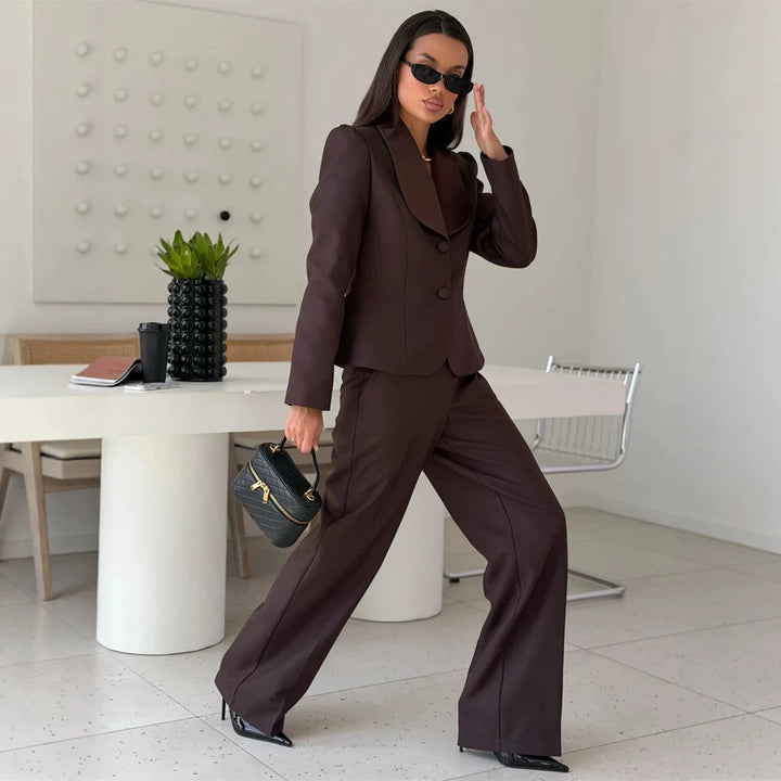 Damen Taillierter Blazer mit übergroßem Schalkragen und Hose mit hohem Bund und weitem Bein Echoarchiv