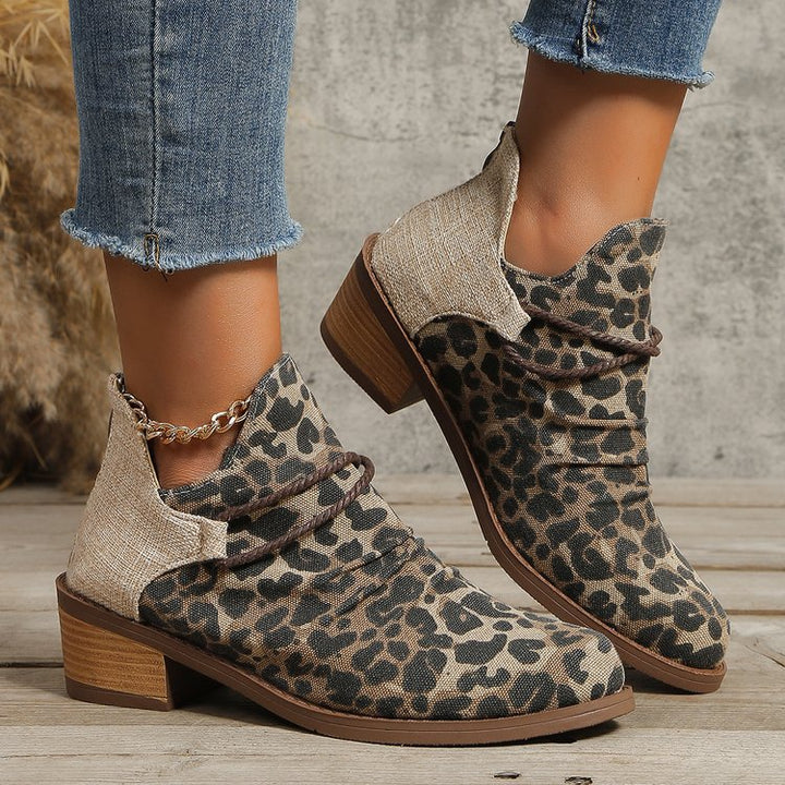 Damen Kurzstiefelette mit Leoparden-Print, Canvas-Obermaterial, dekorativem Flechtriemen und niedrigem Blockabsatz Echo Archiv