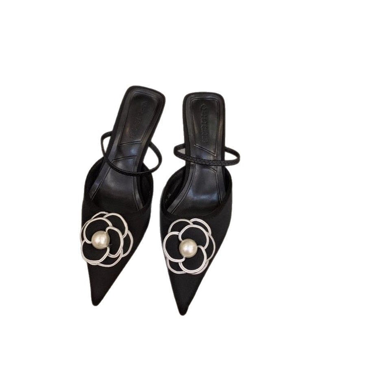 Damen spitz zulaufende Satin‑Mules mit zartem Knöchelriemen und Perlen‑Blütenapplikation – Lioré