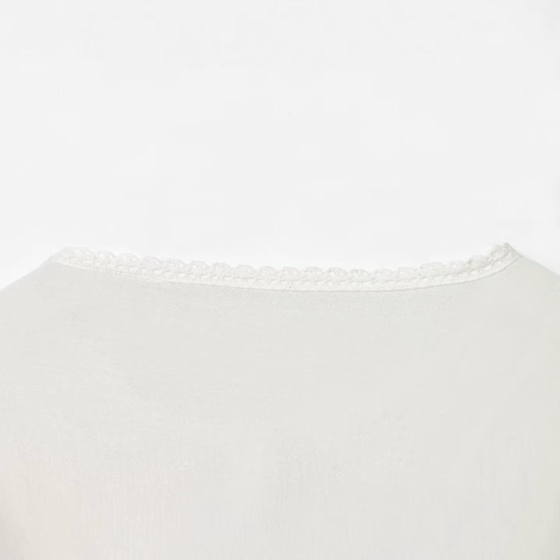 Damen Romantische Spitzenbluse mit Spitzenpasse, Taillenband und durchgehender Knopfleiste Echoarchiv