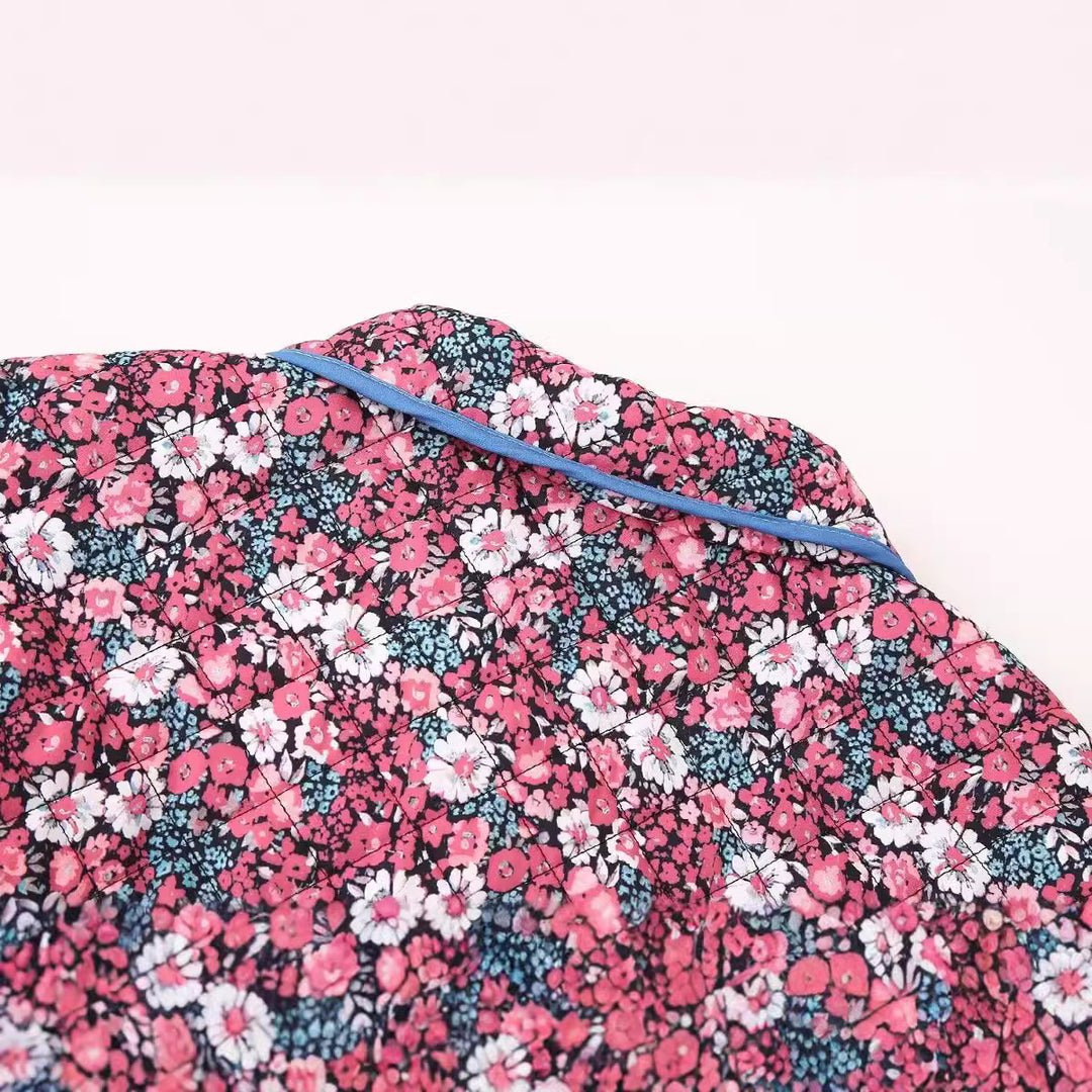 Damen gesteppte Kurzjacke mit floralem Microprint, Rundkragen, kontrastpaspel und aufgesetzten Taschen – Célinea