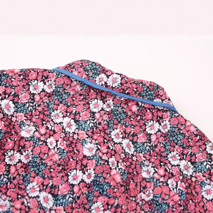 Damen gesteppte Kurzjacke mit floralem Microprint, Rundkragen, kontrastpaspel und aufgesetzten Taschen – Célinea