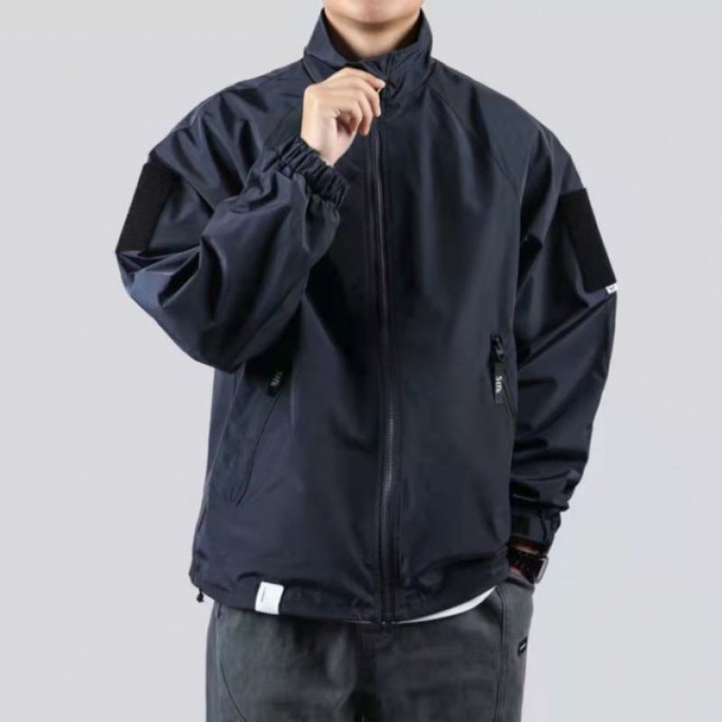 Herren Wind- und Wetterjacke mit funktionalen Taschen und hohem Kragen Echoarchiv
