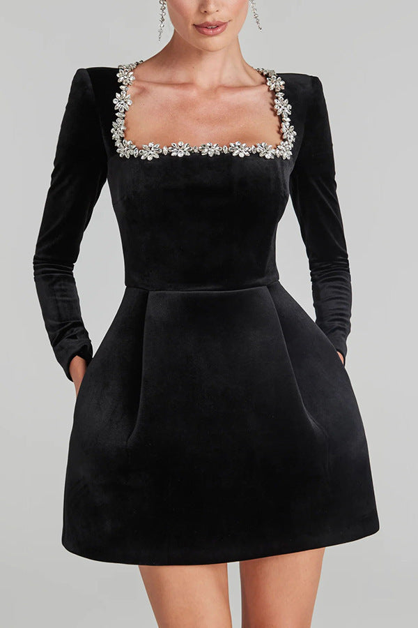 Damen Elegantes Samtkleid mit Blumenapplikationen und U-Boot-Ausschnitt Echo Archiv