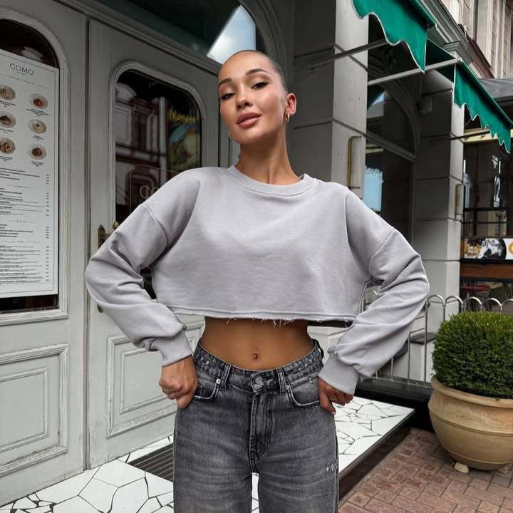 Damen Kurzgeschnittenes Sweatshirt mit ausfransendem Saum und überschnittener Schulter – Avérine