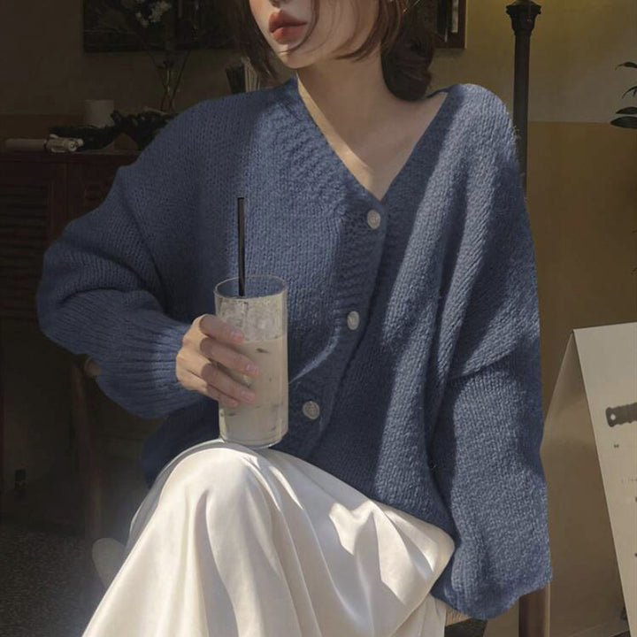 Damen Oversize-Strickjacke mit tiefem V-Ausschnitt, Ballonärmeln und Zierknopfleiste – Célinea