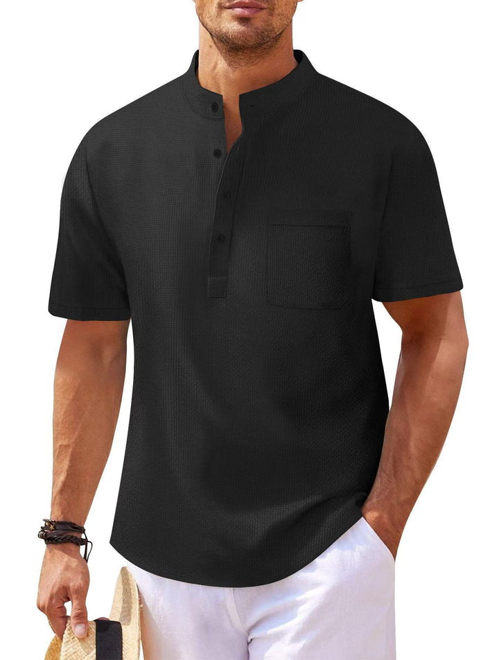 Herren Kurzarm-Henley-Shirt mit strukturiertem Design und praktischer Brusttasche Echoarchiv