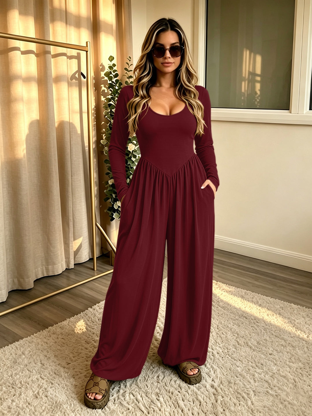 Damen Langer Jumpsuit mit weitem Bein, tiefem Rundhals und Eingrifftaschen Echoarchiv