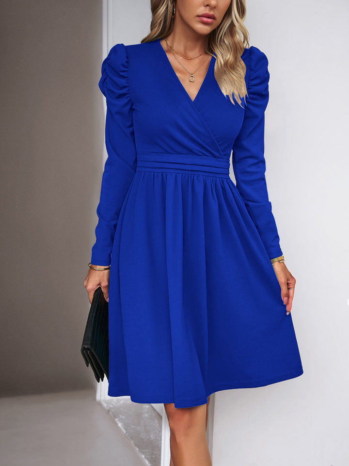 Damen Wickelkleid mit V-Ausschnitt, gerafften Puffärmeln und tailliertem Faltenrock – Élara