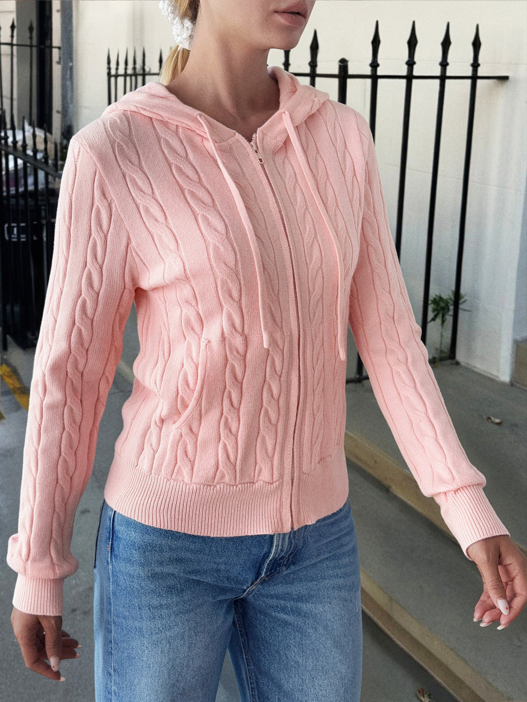 Damen Kapuzen-Strickjacke mit Reißverschluss, Zopfstrickstruktur und Kängurutasche – Veloura