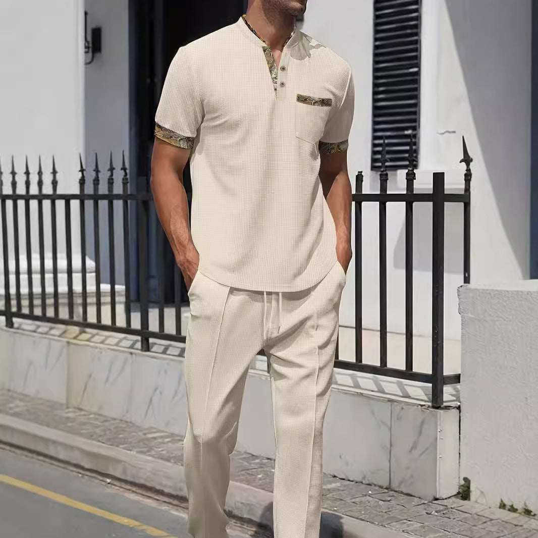 Herren modisches Outfit-Set mit strukturiertem Oberteil und lässiger Hose Echoarchiv