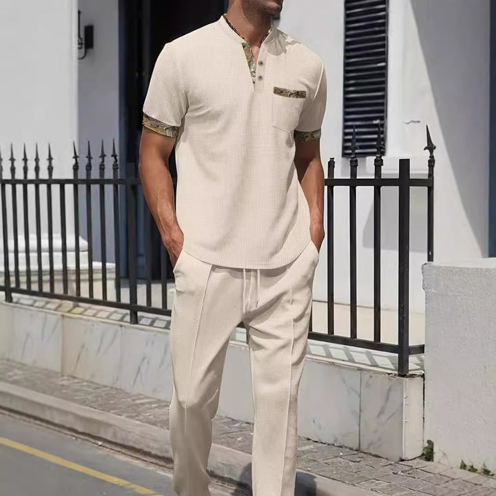 Herren modisches Outfit-Set mit strukturiertem Oberteil und lässiger Hose Echoarchiv