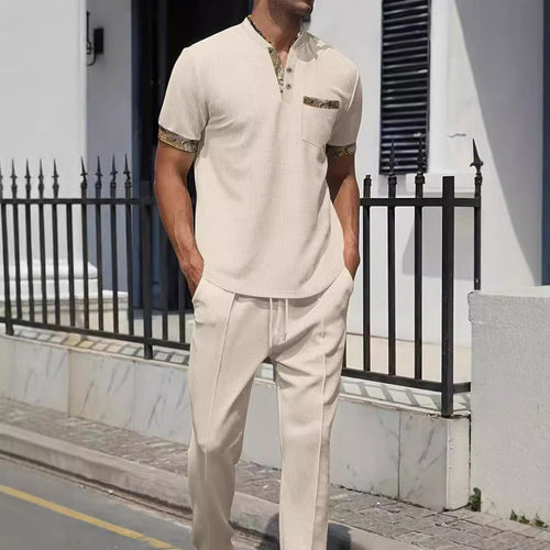 Herren modisches Outfit-Set mit strukturiertem Oberteil und lässiger Hose Echoarchiv