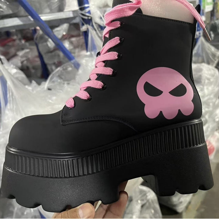 Damen nan knöchelhohe Plateau-Boots im Punk- und Gothic-Style mit überhöhter Profilsohle und markanter Totenkopf-Applikation Echo Archiv