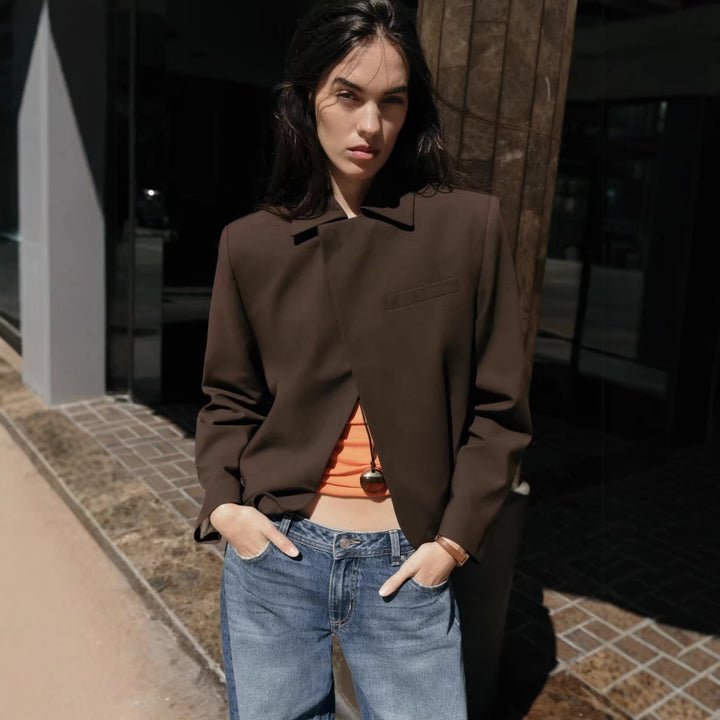 Damen Kurzer taillierter Blazer mit verdeckter Knopfleiste und geschwungenem Saum Echoarchiv