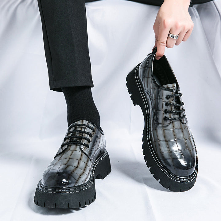 Damen Chunky Derby‑Schnürschuh mit Krokoprägung, lackiertem Kunstleder und profilierter Plateau‑Sohle Echo Archiv