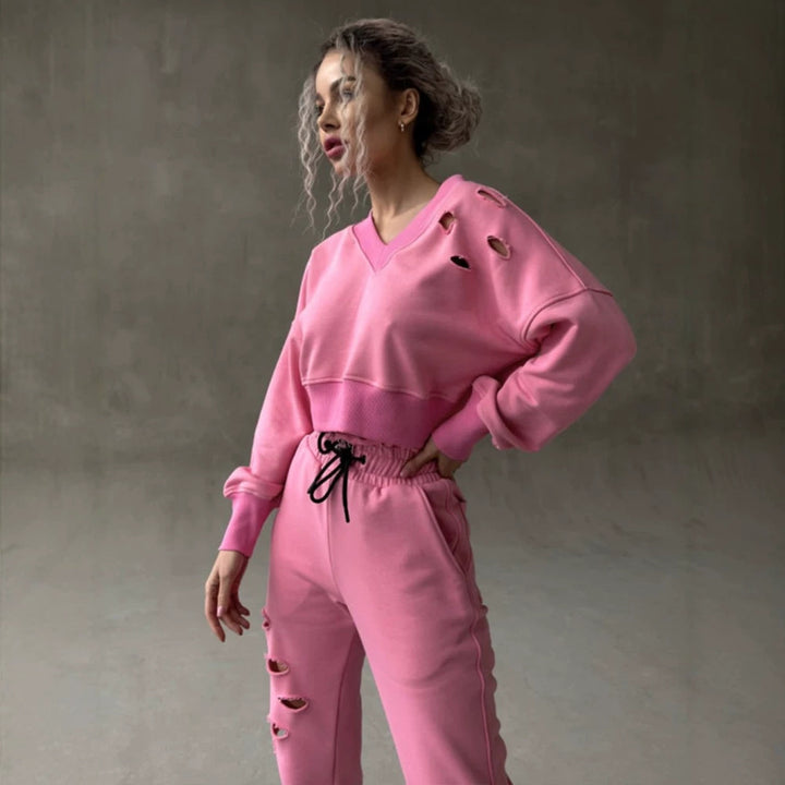 Damen kurzgeschnittenes Sweat-Set mit V-Ausschnitt, Rüschenbund Highwaist Jogginghose und Distressed-Details – Avérine