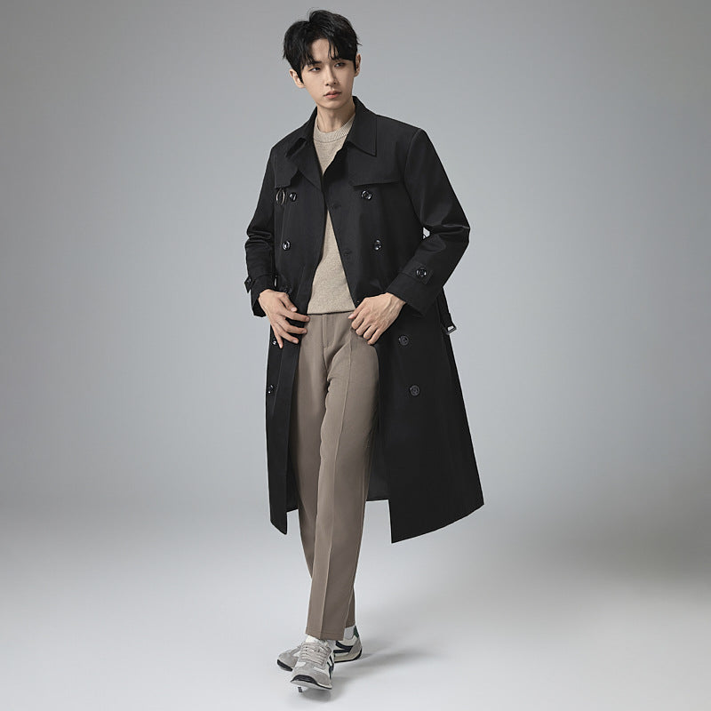 Herren Moderner Tech-Trenchcoat mit Doppelreihiger Knopfleiste, Bindegürtel und dezenten Ringdetails Echoarchiv