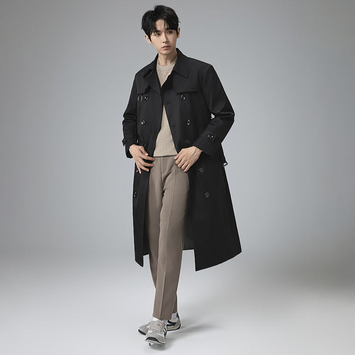 Herren Moderner Tech-Trenchcoat mit Doppelreihiger Knopfleiste, Bindegürtel und dezenten Ringdetails Echoarchiv