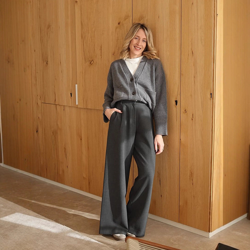 Damen Boxy Strickjacke mit V-Ausschnitt, aufgesetzten Taschen und Hornknöpfen Echoarchiv
