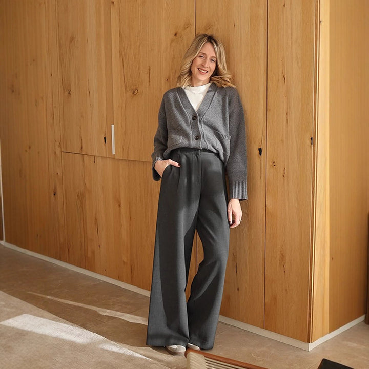 Damen Boxy Strickjacke mit V-Ausschnitt, aufgesetzten Taschen und Hornknöpfen Echoarchiv