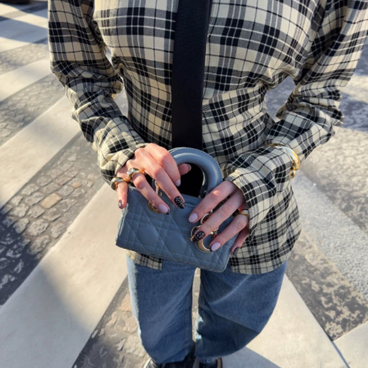 Damen Karo-Hemdjacke mit betonten Schultern und oversized Schnitt Echoarchiv