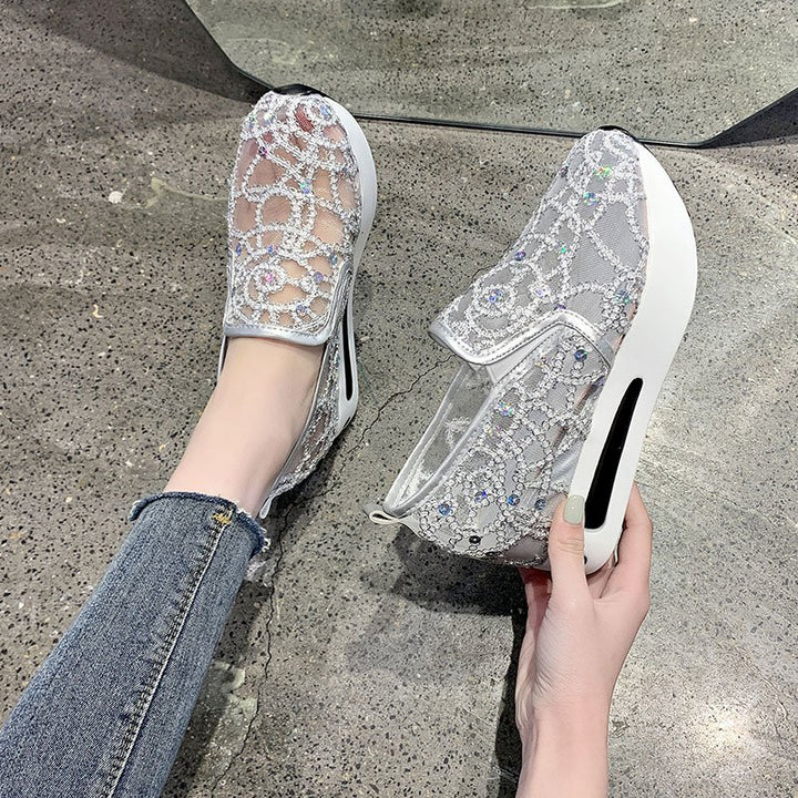 Damen Plateausneaker mit verstecktem Keil und Spitzenbesatz – Névara