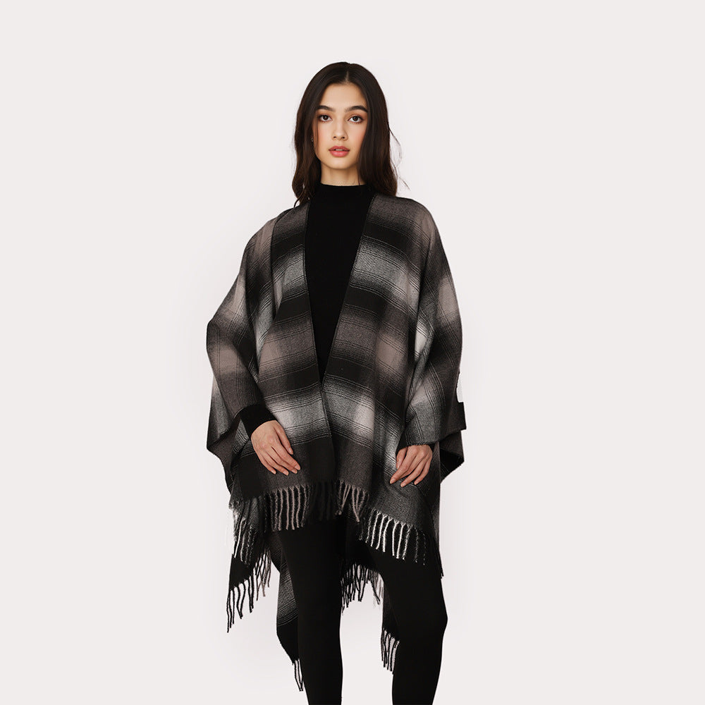 Damen Oversize Wollmix‑Ponchocape mit Ombre‑Karomuster und Fransensaum – Avérine