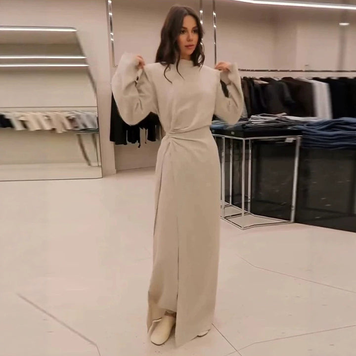Damen Maxikleid mit taillierter Silhouette, ausgestelltem Rock und markanten Schultern Echoarchiv