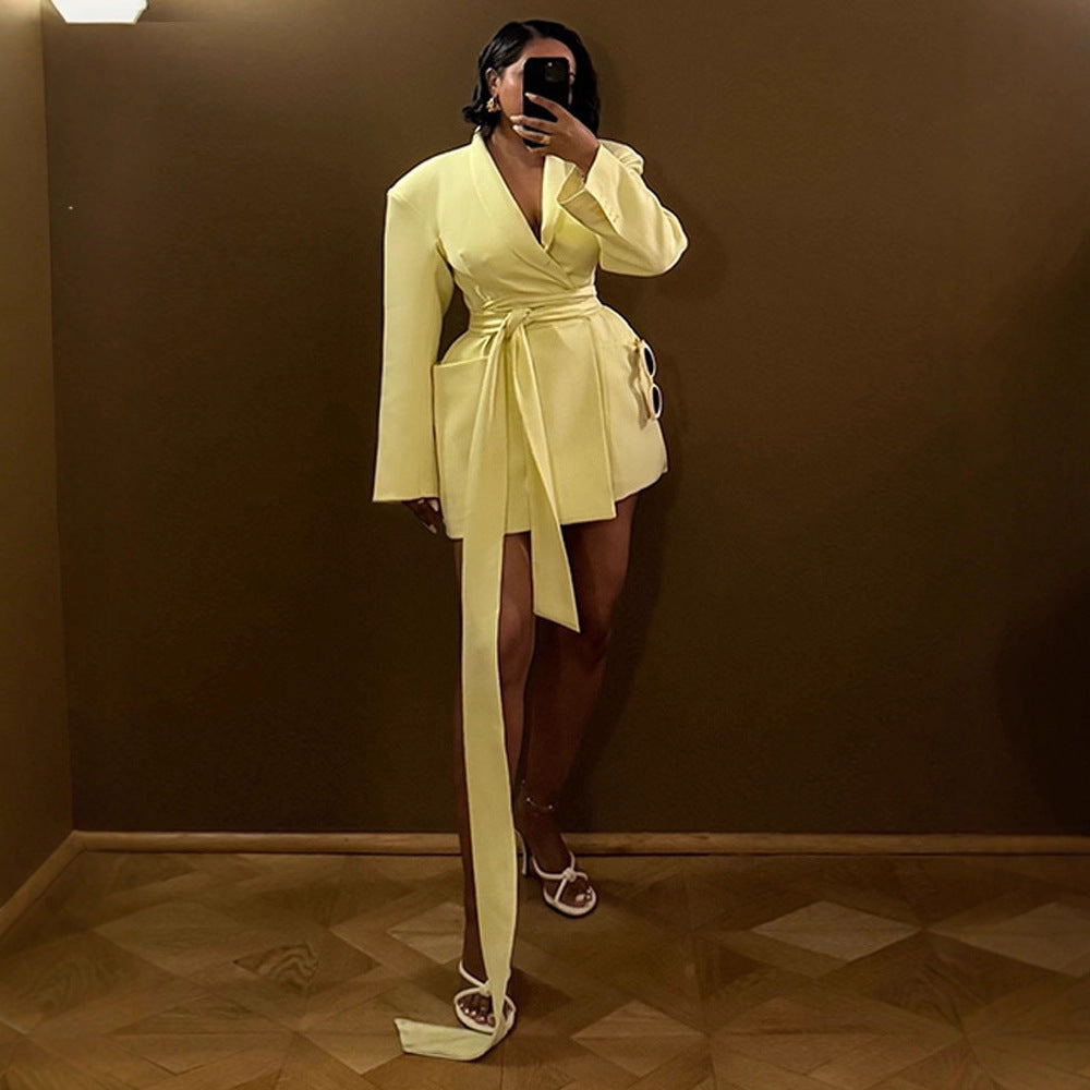 Damen Tailliertes Blazer-Kleid mit drapiertem Bindegürtel und strukturierten Schultern Echoarchiv