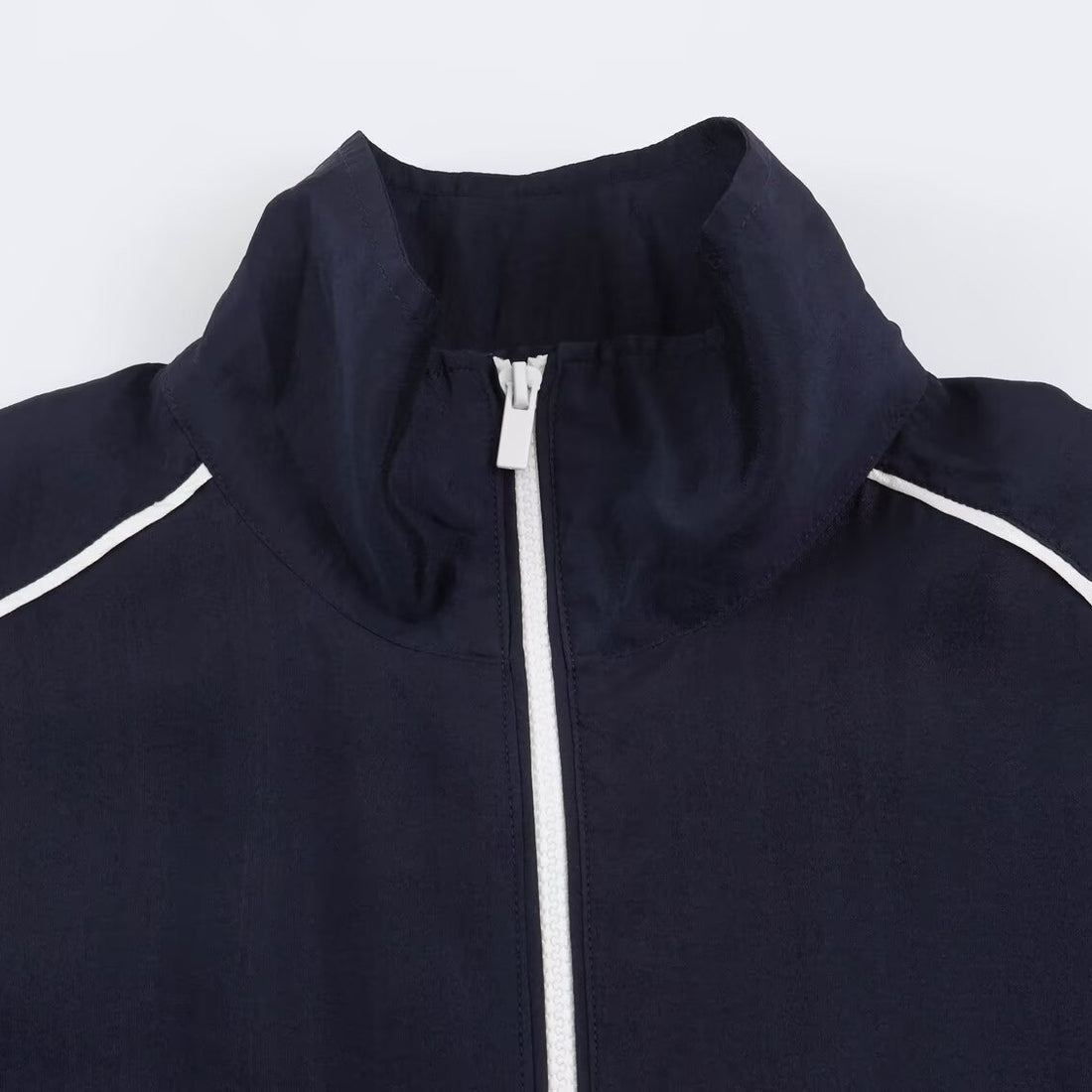Damen Cropped Windbreaker-Jacke mit hohem Funnelkragen, Kontrastpaspel und elastischem Saum Echoarchiv