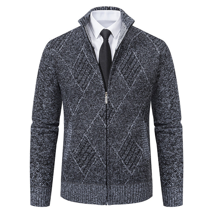 Herren modische Strickjacke mit hohem Kragen und stilvollem Zopfmuster Echoarchiv