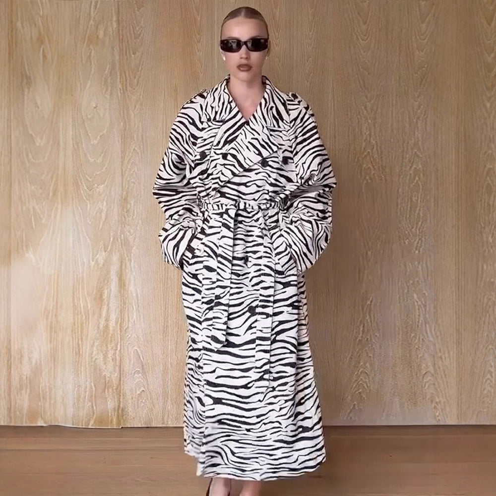 Damen Maxilanger Trenchcoat im Animal-Print mit voluminösem Schalkragen, bindegürtel und kastiger Silhouette Echoarchiv