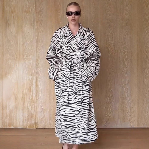 Damen Maxilanger Trenchcoat im Animal-Print mit voluminösem Schalkragen, bindegürtel und kastiger Silhouette Echoarchiv