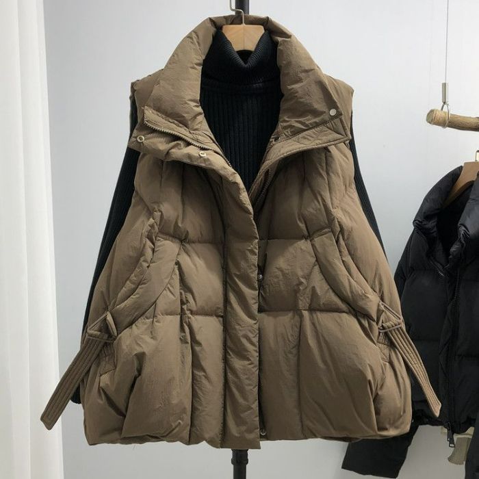 Damen Voluminöse Ärmellose Daunenoptik-Weste mit weitem Stehkragen und seitlichen Raffungsgurten Echo Archiv