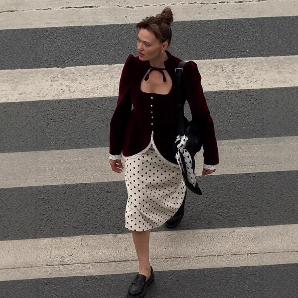Damen tailliertes Samt‑Blazerkleid mit Herzausschnitt, Perlenknöpfen und Spitzenbesatz Echoarchiv