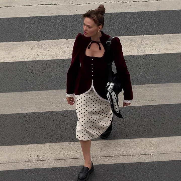 Damen tailliertes Samt‑Blazerkleid mit Herzausschnitt, Perlenknöpfen und Spitzenbesatz Echoarchiv