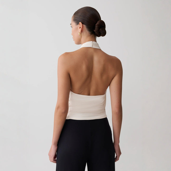 Damen Elegantes Halterneck-Top mit fließendem Stoff und tiefem Ausschnitt Echo Archiv