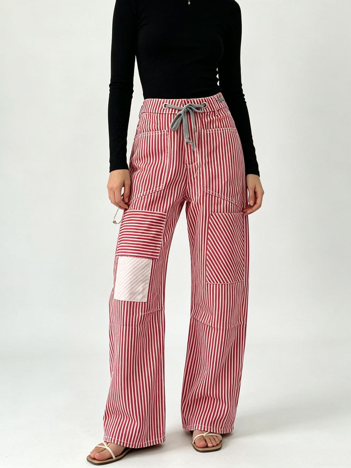 Damen nan High‑Waist Relaxed‑Hose mit vertikalem Streifenmuster, aufgesetzten Knie‑Patches und Kordelzug Echo Archiv