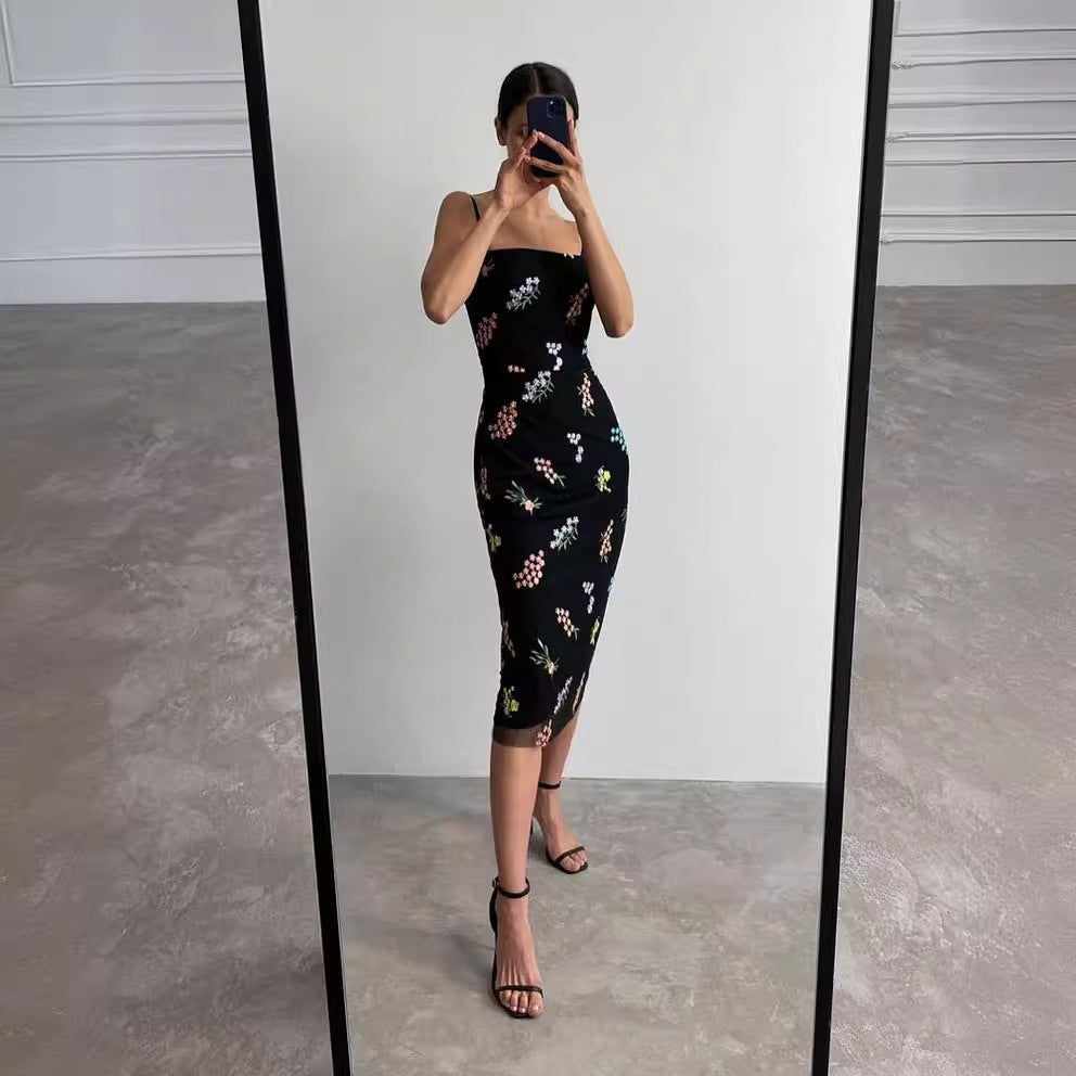 Damen Maxikleid mit floraler Handstickerei und zartem Trägerdesign Echo Archiv