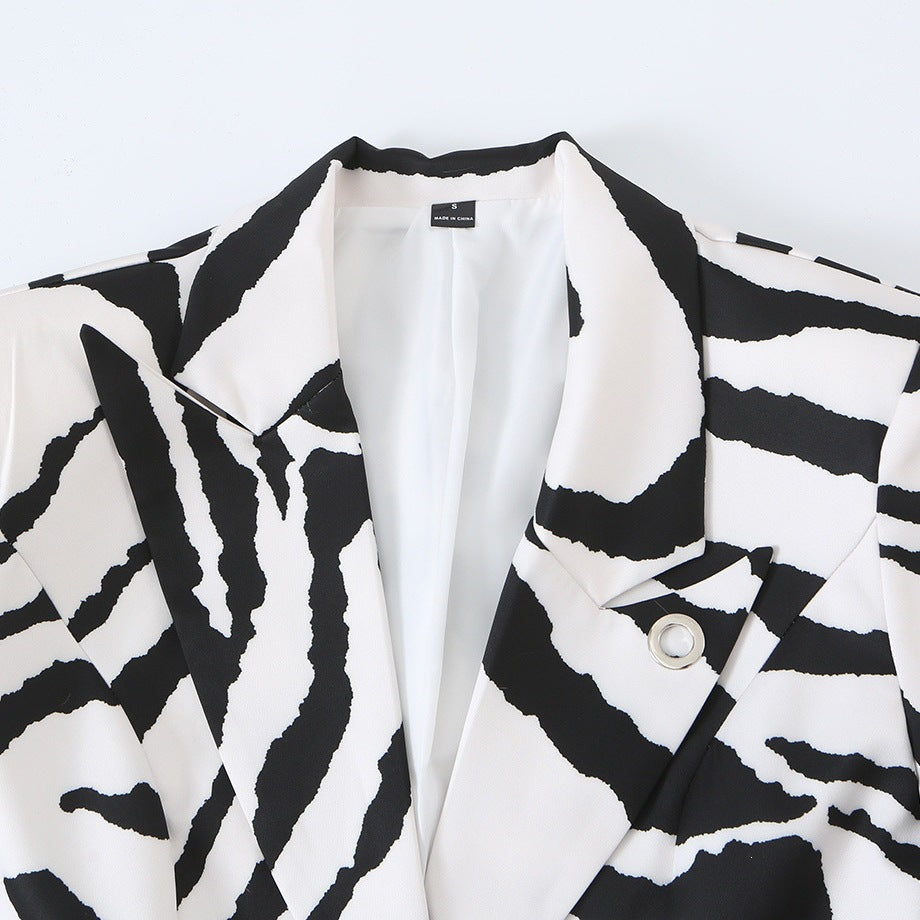 Damen Statement-Zebra-Blazer mit Reverskragen und taillierter Silhouette Echo Archiv