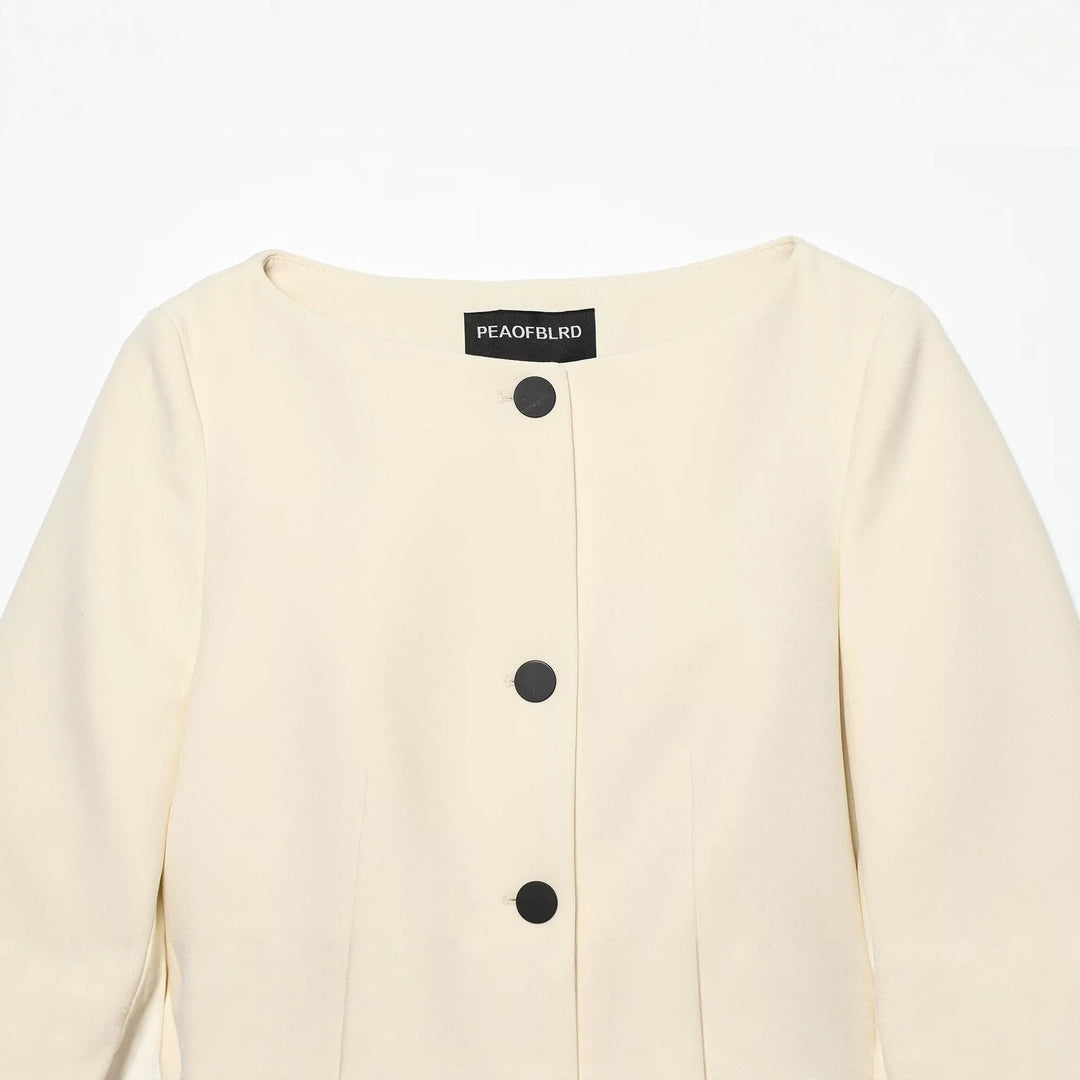 Damen Kurzjacke mit Rundhalsausschnitt, kastiger Silhouette und großen Zierknöpfen Echo Archiv