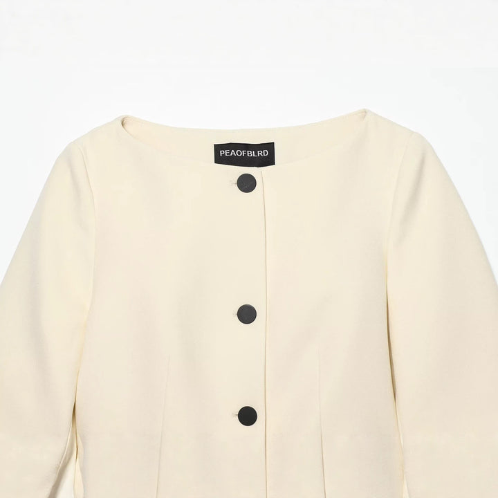 Damen Kurzjacke mit Rundhalsausschnitt, kastiger Silhouette und großen Zierknöpfen Echo Archiv