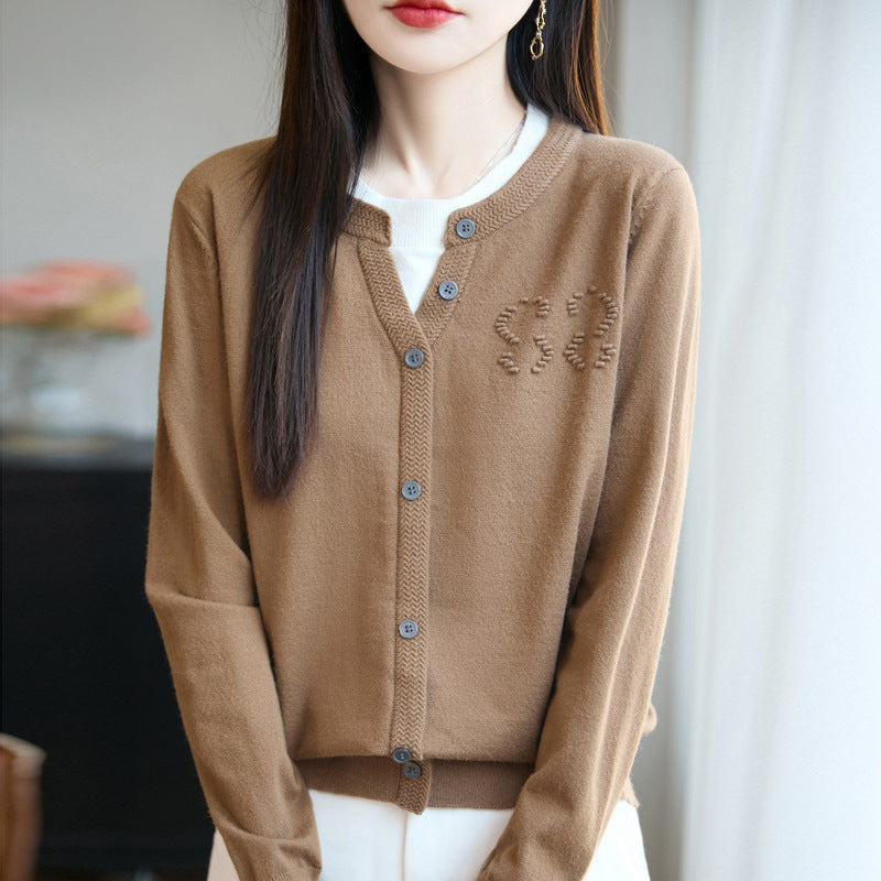 Damen Kurzer Feinstrick-Cardigan mit V‑Schlitzkragen, Rippenblende und dezentem Struktur‑Logo Echoarchiv