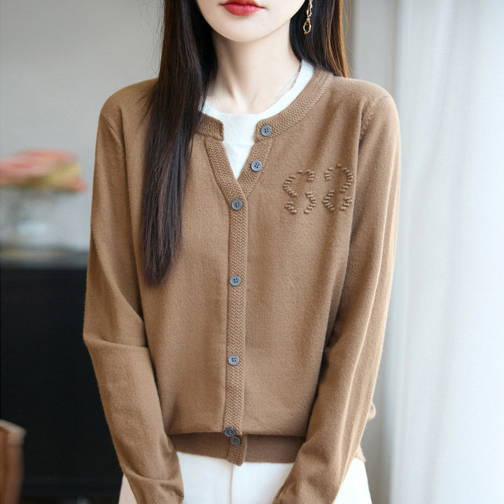 Damen Kurzer Feinstrick-Cardigan mit V‑Schlitzkragen, Rippenblende und dezentem Struktur‑Logo Echoarchiv