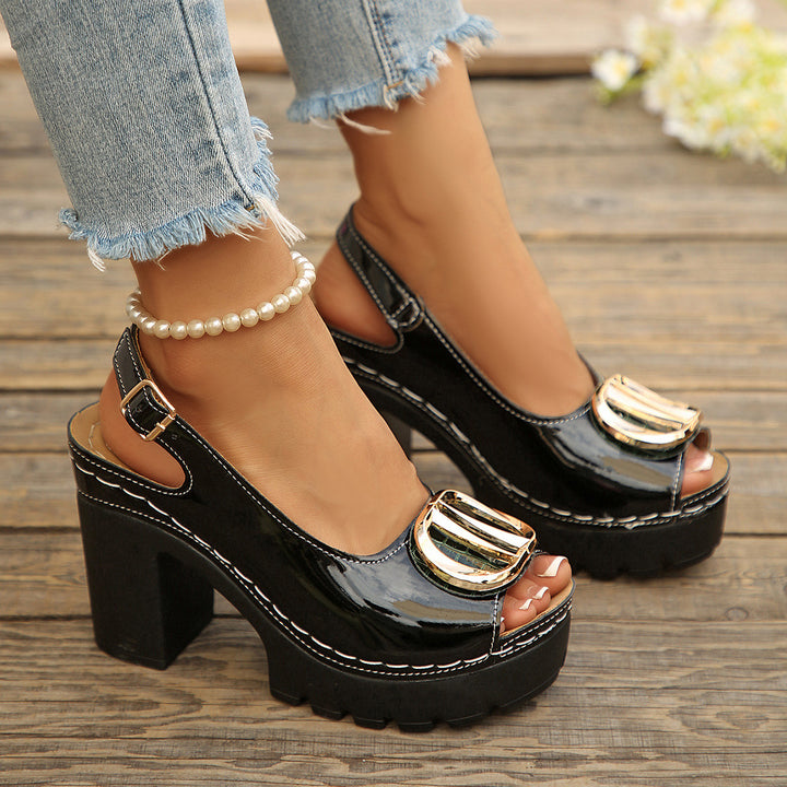 Damen Plateau-Slingback-Sandaletten mit glossy Lackfinish, goldener Zierplatte und profiliertem Lug-Sohlensystem – Sorelia