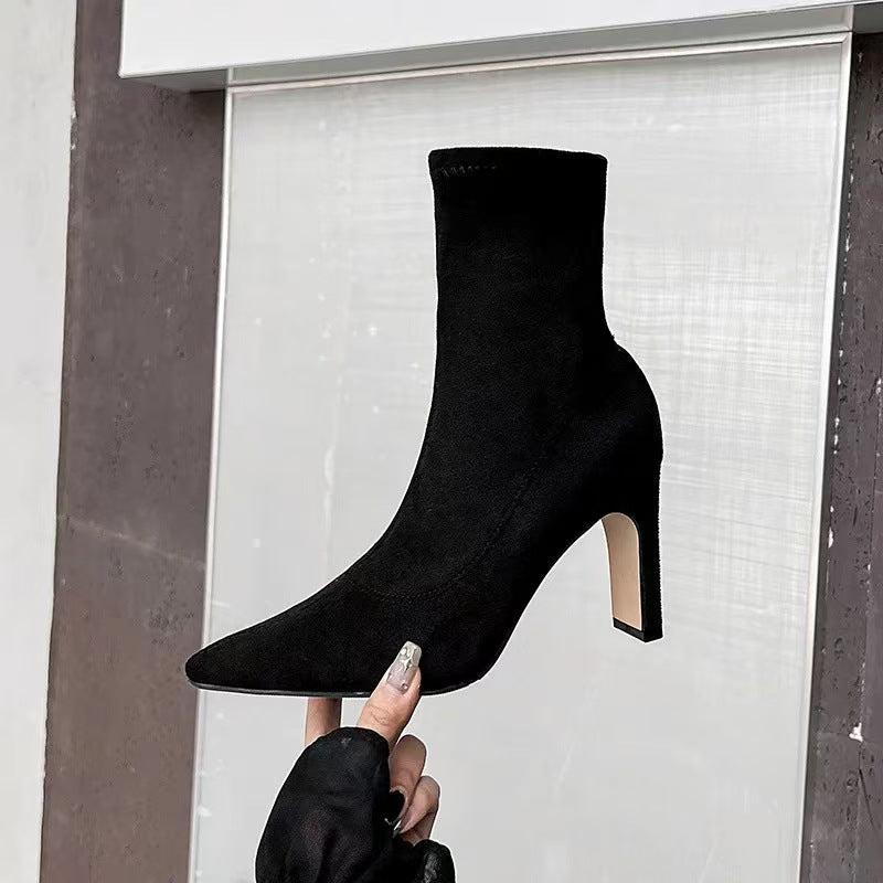 Damen Sock-Stiefelette aus Stretchvelours mit spitzer Zehenpartie und skulpturellem Blockabsatz – Varelle