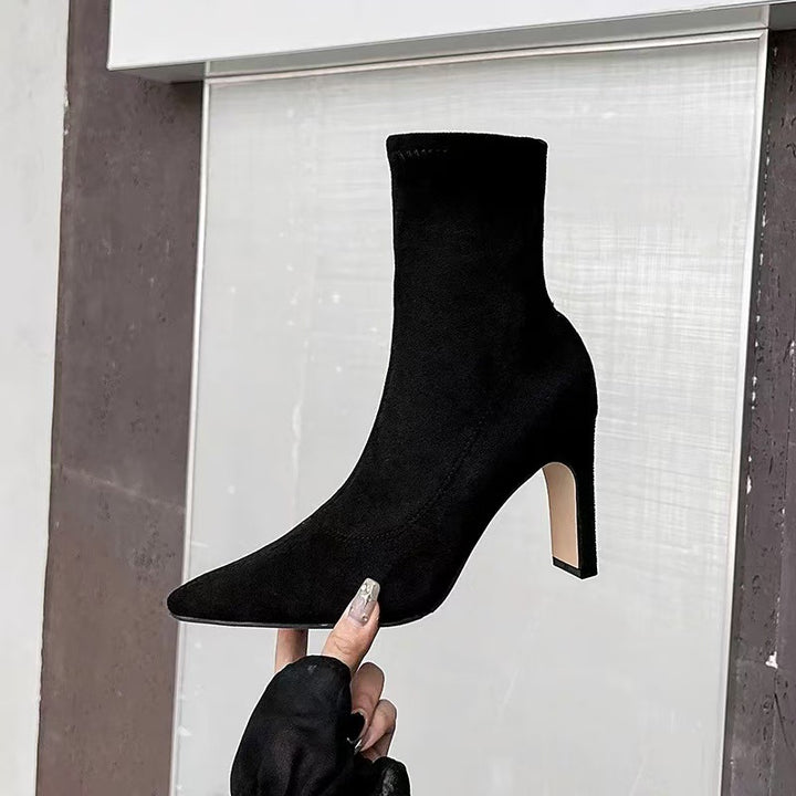 Damen Sock-Stiefelette aus Stretchvelours mit spitzer Zehenpartie und skulpturellem Blockabsatz – Varelle