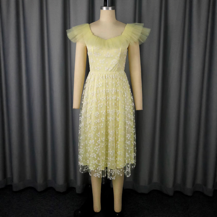 Damen Elegantes Tüllkleid mit floralem Muster und Puffärmeln Echo Archiv